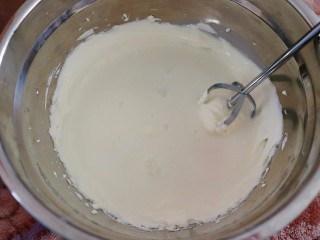 9、海洋系列酸奶盒子,把奶糊倒入打发好的淡奶油中,用蛋抽快速搅拌均匀。