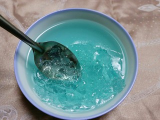 11、海洋系列酸奶盒子,把两碗蝶豆花水取出,已经凝固。用勺子把它压碎,作为海水