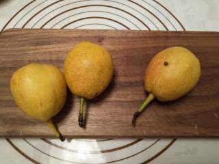 1、梨享布朗尼, 小香梨切去底部大概三分之一的部分