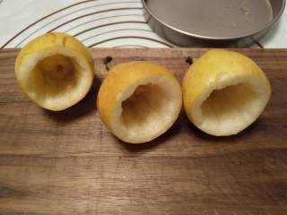 2、梨享布朗尼, 用小刀将梨的内部挖空！