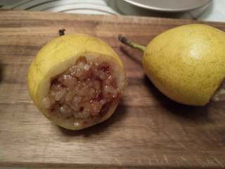 3、梨享布朗尼,八宝饭我直接用的现成的，事实证明也很不错！将八宝饭打开以后盛一部分在碗里，放微波炉稍微加热一下！不用太软，稍微软一点就可以！将八宝饭填入梨的内部，用勺子压实填满