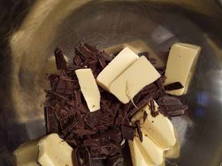 4、梨享布朗尼,黑巧和黄油切小块放盆中