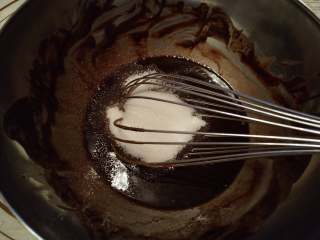 6、梨享布朗尼,在巧克力黄油糊中加入细砂糖搅拌均匀