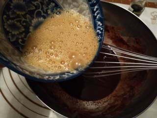 7、梨享布朗尼,&nbsp; 倒入打散的蛋液，用打蛋器搅拌均匀