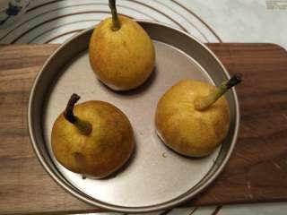 11、梨享布朗尼,先将做填好馅的小香梨摆入披萨盘中