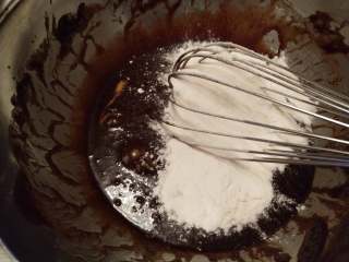 9、梨享布朗尼,面粉过筛入巧克力糊中，拌匀成面糊