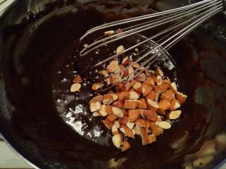 10、梨享布朗尼,倒入切碎的巴旦木，搅拌均匀