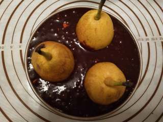 12、梨享布朗尼,倒入做好的布朗尼面糊！将面糊装入裱花袋，然后挤到摆好梨的学厨六寸不粘披萨盘内