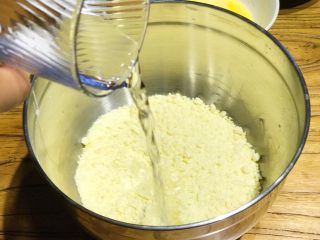 5、披萨模具也能做的酥皮苹果派,在揉好的混合粉中加入52g清水