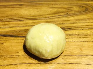7、披萨模具也能做的酥皮苹果派,用保鲜膜将面团裹好,放入冰箱松弛约1小时