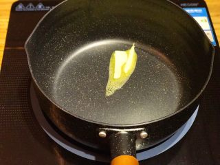 9、披萨模具也能做的酥皮苹果派,不粘锅加热,取15g左右的黄油入锅融化