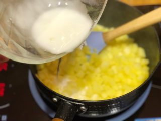 13、披萨模具也能做的酥皮苹果派,12g玉米淀粉加23g水混合成水淀粉,将其倒入锅中