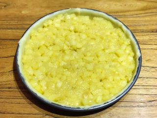 19、披萨模具也能做的酥皮苹果派,倒入已经晾凉的苹果糊,调整一下使其均匀布满