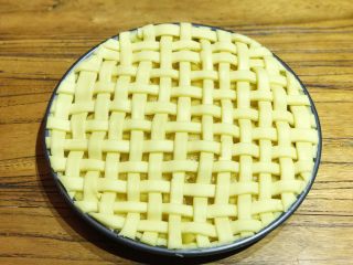 21、披萨模具也能做的酥皮苹果派,用十字编织法将细条编织在派上,并用切面刀或擀面杖去除多余部分