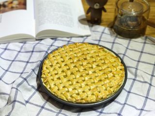 24、披萨模具也能做的酥皮苹果派,出炉啦,色泽均匀,派皮酥脆,而苹果馅则散发着浓郁的果香
