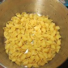 1、奶酪贝壳粉,把贝壳粉煮熟，约8-10分钟。