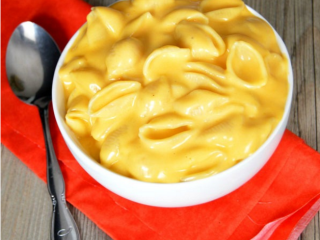 3、奶酪贝壳粉,加入酸奶油，搅拌均匀。