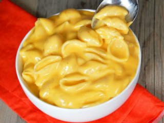 4、奶酪贝壳粉,最后倒入煮好的贝壳粉即可。