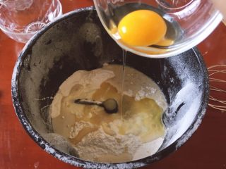 5、牛奶吐司,将鸡蛋加入到面包机中