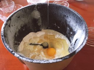 6、牛奶吐司,将玉米油倒入面包机中