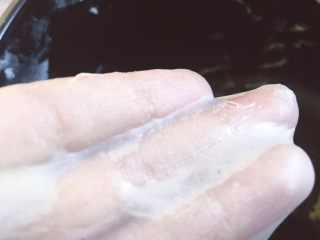 7、牛奶吐司,将水倒入面包机中点和面功能十分钟后加入盐在和面十分钟出手套膜