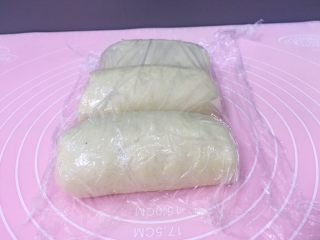 12、牛奶吐司,将所有的都擀好卷起来盖上保鲜膜醒15分钟