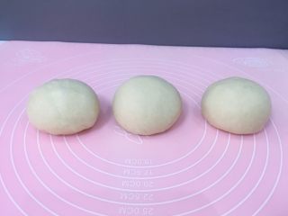 10、牛奶吐司,均匀分三个,搓圆盖上保鲜膜醒20分钟