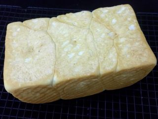 16、牛奶吐司,烤好后侧倒从磨具放到架上晾凉
