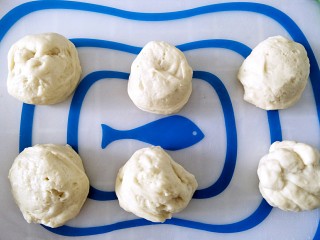 5、早餐＋火腿肉松面包,发酵好后，分成均匀的六小份