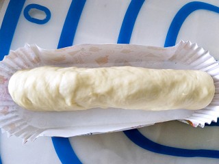 7、早餐＋火腿肉松面包,用面片把火腿肠卷起来，放在船形面包托内
