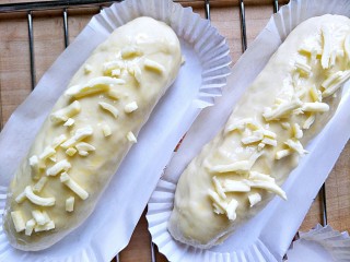 10、早餐＋火腿肉松面包,在发酵好的面包上刷鸡蛋液，撒上芝士碎