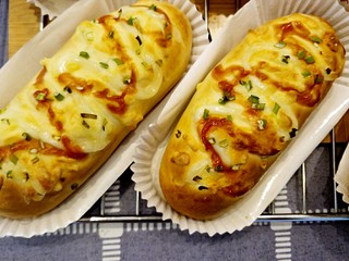 14、早餐＋火腿肉松面包,差不多的时候会闻到香喷喷的味道，注意不要烤过火了哦