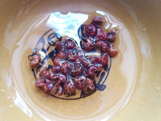 6、手撕鸡胸肉,另起一个锅，倒入少许油，放入花椒，炒出香味立马关火，倒出。花椒撇出留油备用