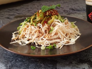 12、手撕鸡胸肉,最后一步浇上调好的辣椒油