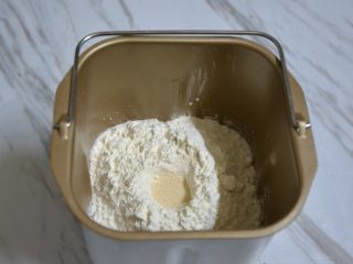 1、肉松包,面包材料除黄油外，都放进面包机内启动和面程序