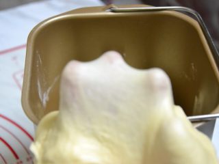 2、肉松包,和面好再加入软化的黄油，揉至出现手膜