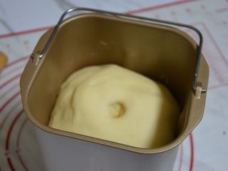 3、肉松包,发酵至两倍大，手指按压不会回缩即可