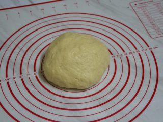 4、肉松包,取出揉搓排气