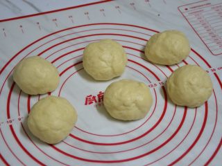 5、肉松包,分成六个同等大小的面团，松弛20分钟