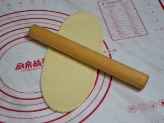 6、肉松包,取一个面团，擀成长舌状