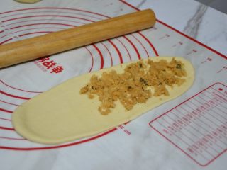 7、肉松包,放上适量肉松