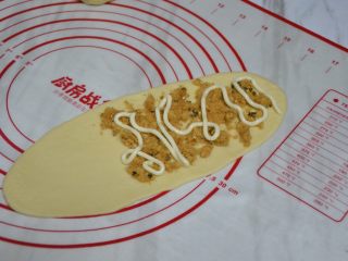 8、肉松包,挤上沙拉酱