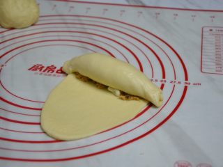 9、肉松包,轻轻卷起，捏紧两边，慢慢收拢