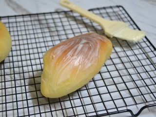 13、肉松包,烤好移置烤网晾凉，表面刷上沙拉酱