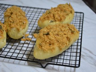 14、肉松包,撒上适量肉松