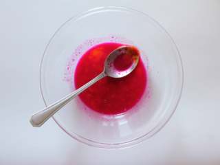 3、火龙果磨牙棒（适合9个月以上的宝宝）,将压好的火龙果汁与蛋黄融合拌匀