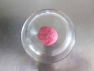 6、火龙果磨牙棒（适合9个月以上的宝宝）,将面团醒15分钟