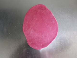 7、火龙果磨牙棒（适合9个月以上的宝宝）,醒好的面团擀成1.5mm的薄片