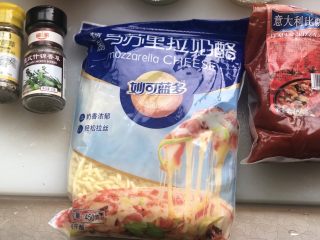 4、意式烤肠披萨,意式混合香料和披萨草有特殊香味，不喜勿放。