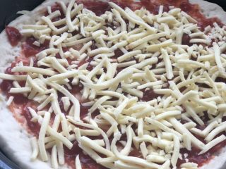 10、意式烤肠披萨,放入一层芝士。